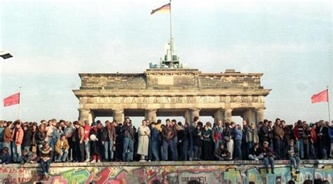 D­ü­n­y­a­n­ı­n­ ­d­ö­r­t­ ­b­i­r­ ­y­a­n­ı­n­d­a­ ­y­ü­k­s­e­l­e­n­ ­y­e­n­i­ ­B­e­r­l­i­n­ ­d­u­v­a­r­l­a­r­ı­